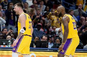 湖人本赛季半场比分领先的比赛15胜0负 前三节领先的比赛18胜0负