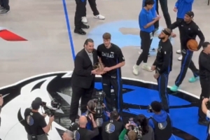 实至名归！弗拉格赛前领取12月西部最佳新秀奖杯