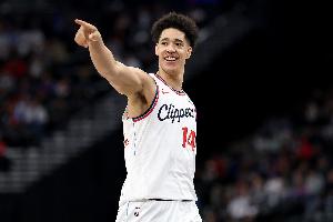 阿祖，队安！尼德豪泽23分钟7中7贡献16分5板2助2帽 正负值+14