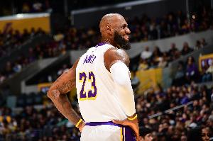 艾顿：老詹与我们交流时总充满智慧&专业术语 大家都会静下来倾听