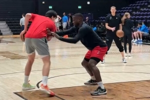 回归G联盟主攻模式！小吧直击杨瀚森赛前训练：着重练习持球进攻