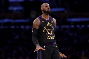 拉拉维亚谈41岁詹姆斯背靠背第二场砍31+9+10：前无古人后无来者