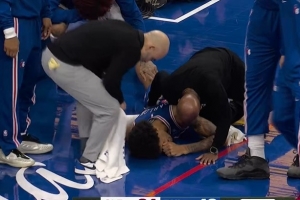 背部挫伤本场不会回归~巴洛强攻不中重摔在地 被队友架着回更衣室