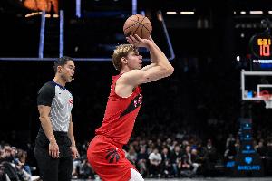 打得够硬！迪克替补15中9高效拿下21分11板3助