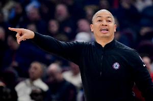 卢：伦纳德提升三分出手确实让进攻更开阔 他面对协防能及时分球