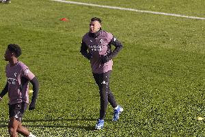 记者：姆巴佩出战莱万特尚未得到确认，但预计他将能够首发