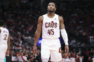 外线还没开！米切尔半场9投4中&三分4中0得到8分4板5助 正负值+13