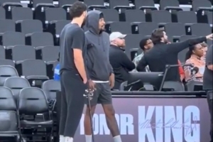 ‍♀️猜小吧看到了谁！赛季报销的比尔今天拄着拐来到了现场