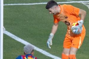 太逗了！防下对手进攻后，霍安抱球走出底线与阿劳霍庆祝白送角球