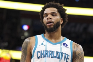 名记：雄鹿、勇士和太阳等有意小桥 但预计黄蜂会将他继续留队