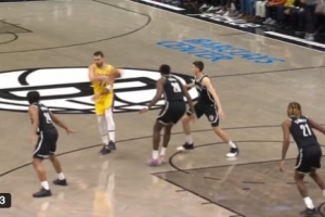 出神入化！东契奇不看人妙传助攻艾顿暴扣得分