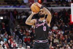 疯狂反击！科比·怀特第三节单节8中5砍下15分6板 带队缩小分差