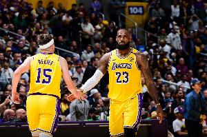 里夫斯打板传球未算助攻！雷迪克：我都没意识到 这确实不再算了