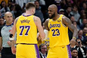 2026年至今联盟仅2人至少400分100板100助：东契奇、詹姆斯