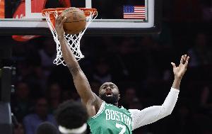 火力全开！杰伦·布朗半场15投7中&三分3中2 拿下17分9板1助1断