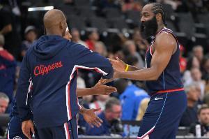 哥们你这么快？哈登申请交易一天光速离队 保罗被遣返两月还没走