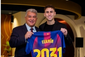 续约完成！巴萨官推晒费尔明与拉波尔塔合照，手持2031号码球衣
