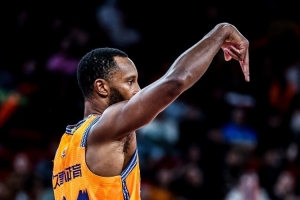 率先发力！弗格首节6分钟3中3拿到13分 罚球4中4