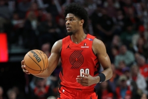 赛季首秀！亨德森上半场3中0没得分 送出6次助攻&正负值+9