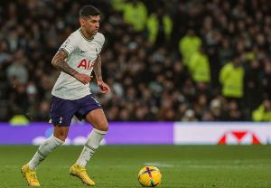 半场直红被罚下，费迪南德社媒锐评罗梅罗：他已经成为热刺负担