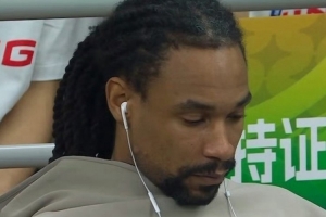杜锋曾把玩手机的汤杰赶出球场！萨林杰昨晚在场边戴耳机看手机