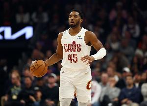 登哥成队友略紧张？米切尔抢断突破 底线半转身上空篮没中...