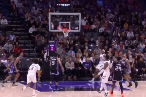 站出来了！米切尔连续跳投得分 骑士追到仅差4分