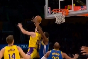 破荒！里夫斯持球强攻 倚住防守高难度反篮打中拿到个人本场首分