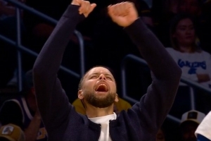 看球也挺爽！斯潘塞压哨单吃詹姆斯 场边库里又兴奋了