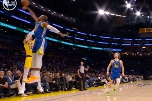 天外飞仙！老将霍福德奋力扑防 送肯纳德排球大帽