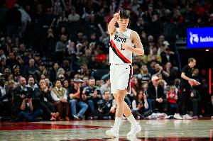 不如人意！杨瀚森半场出战3分08秒 0出手拿到1板&同时有3犯1失误