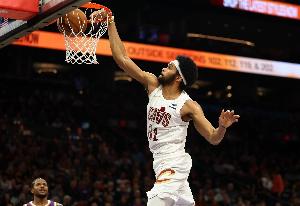 吃撑了！阿伦半场7中7超高效 拿下17分8板1助 次节10分