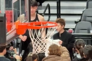 老乡见老乡！杨瀚森赛后与任嘉伦互换礼物 后者获得小杨签名球衣