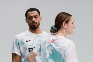 切尔西马年限定赛前热身服发布，衣服后领处有繁体“车”字