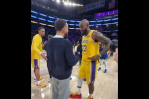 那年十八 站着如喽啰！昨日库里詹姆斯交谈 海斯试图介入变小透明