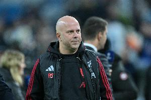 ESPN：斯洛特面临下课危机，若他离任利物浦可能需与拜仁争阿隆索