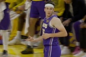 强解能力！里夫斯弧顶面对多特撤出来直接命中三分球