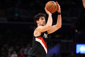 轻松写意！阿夫迪亚16中9砍26分11板8助2断1帽全能准三双