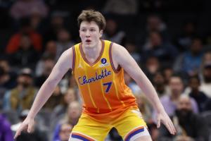 才打53场呢~克尼佩尔轰进176记三分 升至历史新秀赛季三分榜第5位