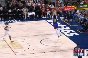 打停骑士！卡梅隆·约翰逊手刀抢断 约基奇长传助攻卡约双手暴扣