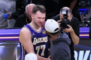 被问到和哪位队友有最好的化学反应 东契奇回答：欧文