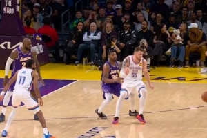 夺回球权！斯玛特身后捅掉哈滕接球出界 湖人再次挑战成功