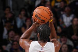 登哥不会打关键球？哈登上场连进三分+4罚全中 今天轰进扳平三分