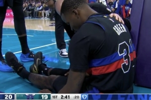 幸无大碍！贾旺特·格林反击起跳时被绊倒重摔 调整后继续作战