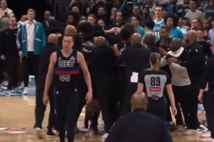 能不能好好打球！活塞黄蜂大规模冲突 邓罗瞅了一眼直接离开战圈