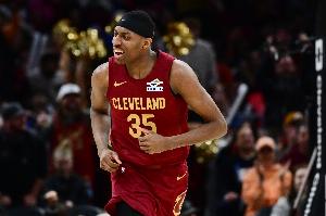 外线开火！布莱恩特和汤姆林各自命中三分 帮助骑士缩小分差